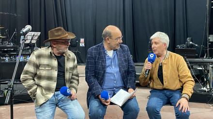 Expósito, junto al dúo musical Pecos, durante un ensayo de su gira