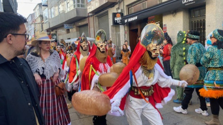 Las pantallas se abren paso por las calles de Xinzo en el Domingo de Entroido