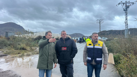 El alcalde de Lorca, a la izquierda, en la rambla de Ramonete, desbordada tras las lluvias