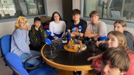 El equipo "Captioma Elementals" de la Academia Captioma en los estudios de Cope Ourense