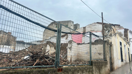 Comienza el derrumbe de la casa.