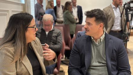 Vemos aquí el acto de entrega de tapas al pregonero de la Semana Santa de Motril 2025