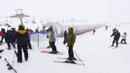 Esquiadores en la estación de esquí de Sierra Nevada