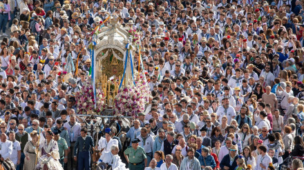 Salida de la Hermandad de Huelva por las calles de ciudad
