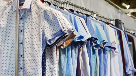 Foto de archivo de un grupo de camisas a la venta