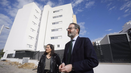 04/03/2025 Adolfo Molina y Carrmen Granados durante su visita a la zona de Huerta de Santa Isabel, donde se construyen viviendas protegidas.POLITICA ANDALUCÍA ESPAÑA EUROPA CÓRDOBA ECONOMIAJUNTA DE ANDALUCÍA