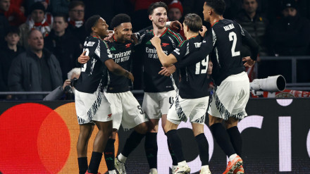 Nwaneri celebra con sus compañeros un gol del Arsenal