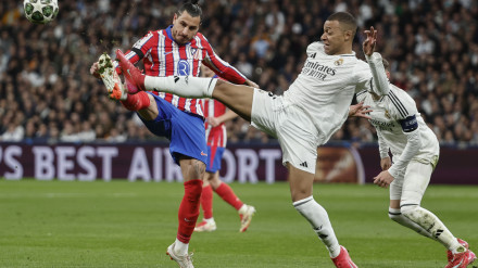 El defensa del Atlético de Madrid José Giménez (i) lucha con el francés Kylian Mbappé, del Real Madrid, durante el encuentro correspondiente a la ida de los octavos de final de la Liga de Campeones que Real Madrid y Atlético de Madrid disputan hoy martes en el estadio Santiago Bernabéu, en Madrid