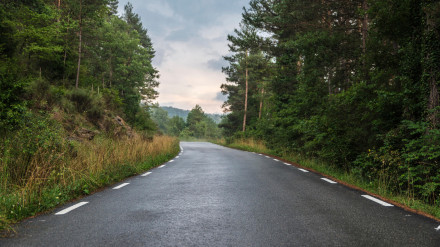 Carretera de montaña en un día lluvioso en Cataluña