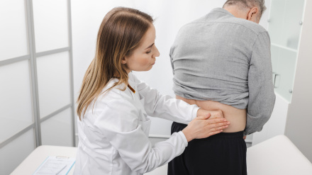 Médico que realiza un examen renal a un paciente masculino con enfermedad renal. Urología y tratamiento de la enfermedad renal