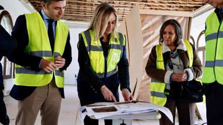 Visita de la alcaldesa de Granada, Marifrán Carazo, a la biblioteca del Salón