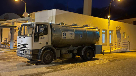 Camión cisterna de agua potable que abastece a los vecinos de Ramonete en Lorca