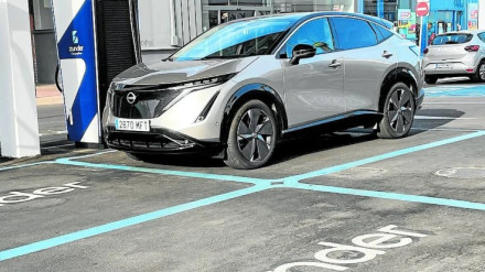 El Nissan Ariya en una estación de carga de Zunder.