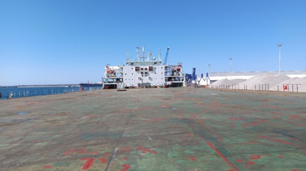 La cubierta del barco chino ya despejada de resto de las grúas