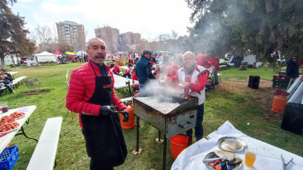 Las peñas han participado con sus tradicionales calderetas y bocadillos