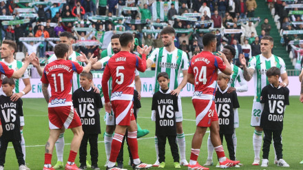 Jugadores del Granada antes del partido frente al Córdoba