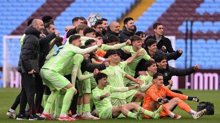 Los jugadores del Barcelona celebran el pase a cuartos de final.