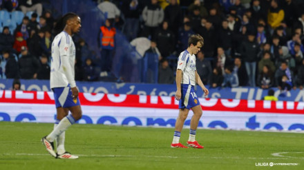 Jair y Francho, cariacontecidos, tras el final del partido ante el Sporting.
