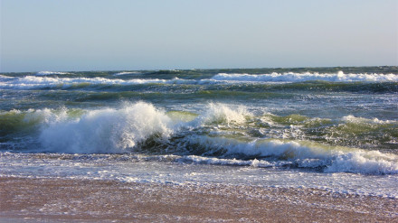 Macabro hallazgo en una playa de Málaga: investigan la aparición de un cadáver con traje de neopreno y sin cabeza