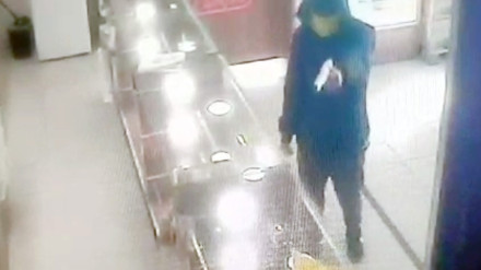 Momento del asalto a punta de pistola en una panadería de Águilas