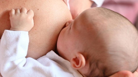 Madre amamanta a su bebé