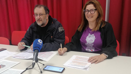 Manel Grandal y Teresa Carballido este jueves en el local de CIG en Ferrol
