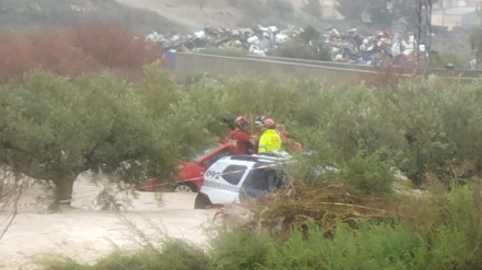 Momento del rescate de la conductora atrapada entre dos ramblas en Lorca