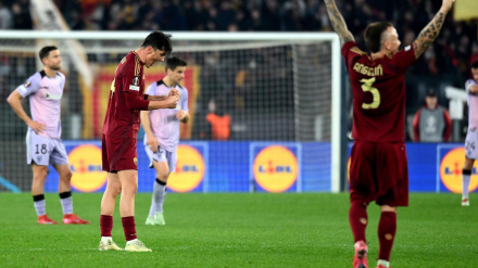 ROME (Italy), 06/03/2025.- AS Roma's Eldor Shomurodov (L) celebrates with his teammates after scoring the 2-1 goal during the UEFA Europa League round of 16 first leg soccer match between AS Roma and Athletic Bilbao at Olimpico stadium in Rome, Italy, 06 March 2025. (Italia, Roma) EFE/EPA/ETTORE FERRARI