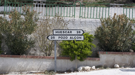 Señal de carretera española entre Huescar y Pozo Alcón, en la provincia de Granada
