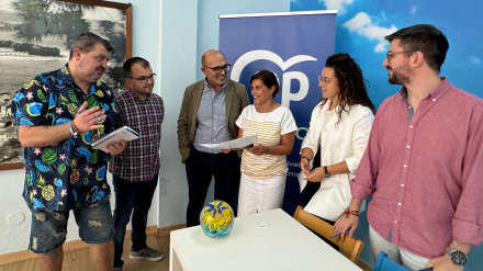 Miembros del Partido Popular de Viveiro, con Mariña Gueimunde en el centro