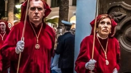 Gonzalo Wandosell junto a su madre, en una procesión california