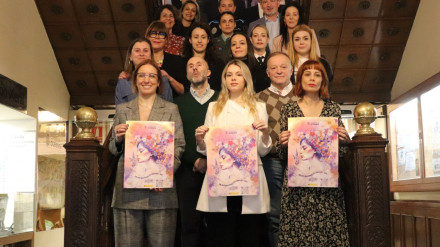 Los concejales del Concello de Ourense antes del acto institucional sobre el 8-M en el salón de plenos