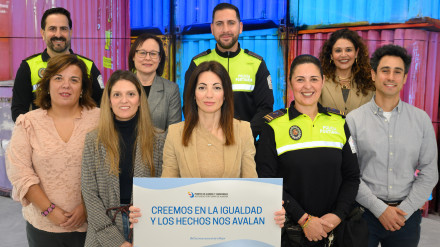 Imagen de grupo de la campaña de la Autoridad Portuaria de Almería por el Día de la Mujer 8M