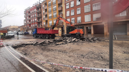 Palas retroexcavadoras trabajan en Lorca en una calle afectada por las lluvias
