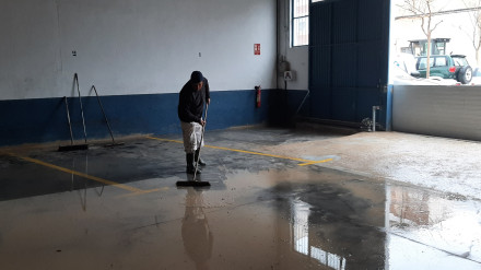 Un afectado limpia su negocio de barro en Lorca