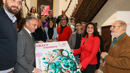 Autoridades y diseñadores en la presentación del desfile