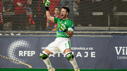 Dava Torres celebra uno de sus goles ante el Igualada