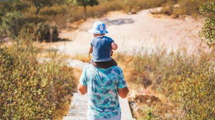 Se queda solo con su bebé de siete meses, el niño no quiere tomar biberón y esta es la fórmula con la que consigue darle de comer