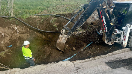 Operarios trabajan en la reparación de las conducciones en la rambla de Ramonete de Lorca