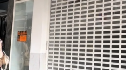 Una tienda con las rejas echadas en el vídeo