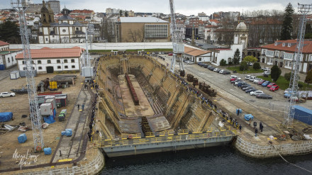 Foto del Dique de Campana con la presencia de los escolares del colegio CIA de María