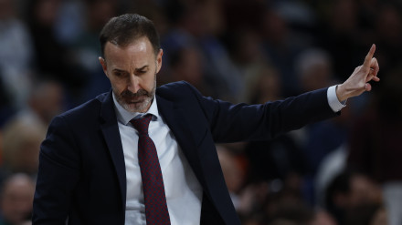El entrenador del UCAM Murcia Sito Alonso durante el partido ante el Real Madrid
