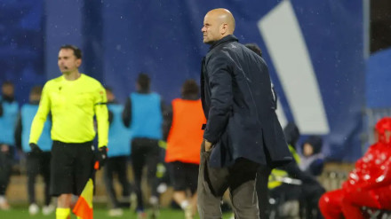 Miguel Ángel Ramírez en el banquillo de La Romareda.