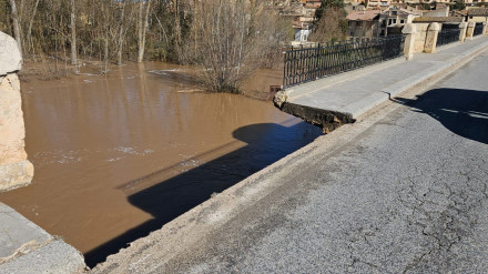Desprendimiento de una acera del puente de San Esteban de Gormaz, Soria