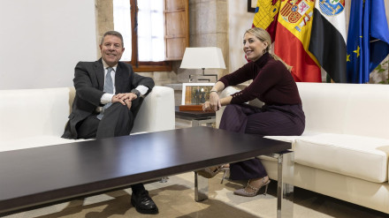 El presidente de Castilla-La Mancha, Emiliano García-Page y la presidenta de la Junta de Extremadura, María Guardiola, durante su reunión en Mérida para la firma de un protocolo de coordinación en emergencias entre ambas regiones