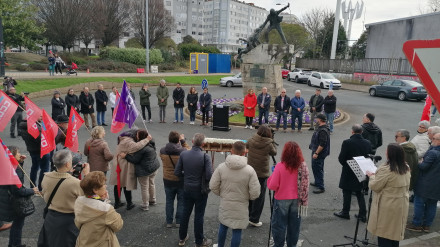 Acto institucional del Ayuntamiento de Ferrol ante el monumento al 10 de marzo