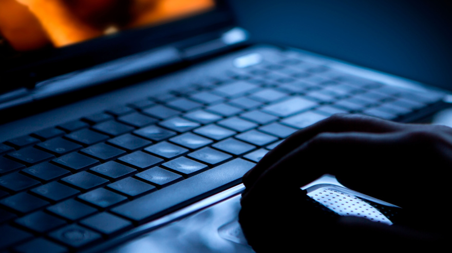 Una persona usa su ordenador para consumir pornografía