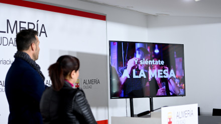 Presentación de Siéntate a la mesa y tapa solidaria