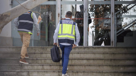 Agentes de la Unidad de Delincuencia Económica y Fiscal (Udef) de la Policía Nacional en las dependencias de la Policía Local de Granada