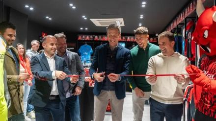 Jagoba Arrasate y Raíllo junto a Alfonso Díaz y Pablo Ortells en la inauguración de la tienda oficial